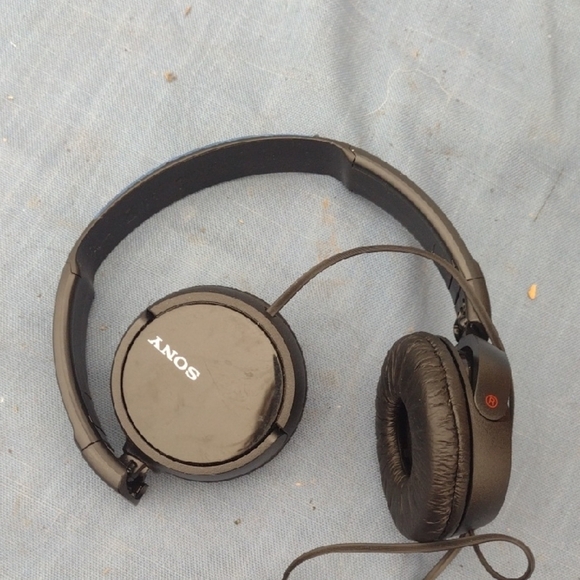 Sony Black Over-Ear Wired Headphones - Picture 1 of 1